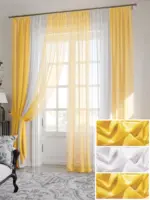 gotowa firana na okno w jasnym wnętrzu salonu
