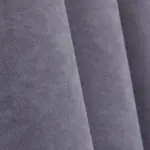 lawendowe zasłony welurowe na oknie w salonie
