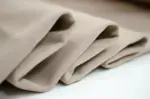 Beżowe zasłony zaciemniające – ciepłe wnętrze i większa prywatność