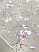 Firana organza Sakura z biało-liliowymi kwiatami