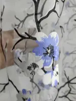 Błękitna firana Sakura z kwiatowym motywem
